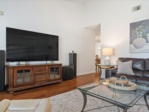 349 Almond Way in Healdsburg, CA - Building Photo - Building Photo