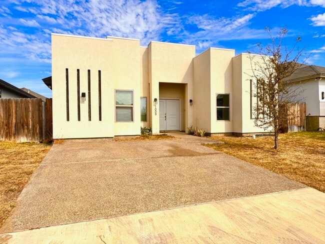 1009 La Muralla St in Laredo, TX - Building Photo - Building Photo