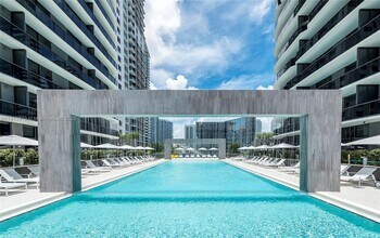 45 SW 9th St, Unit 1809 in Miami, FL - Foto de edificio - Building Photo