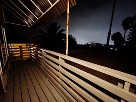 6220 Holly Mont Dr in Los Angeles, CA - Building Photo