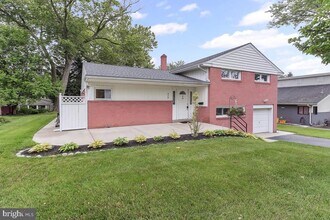 439 Burns Dr in Springfield, PA - Foto de edificio - Building Photo