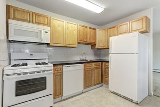 Brookwood Gardens in East Windsor, NJ - Building Photo - Building Photo