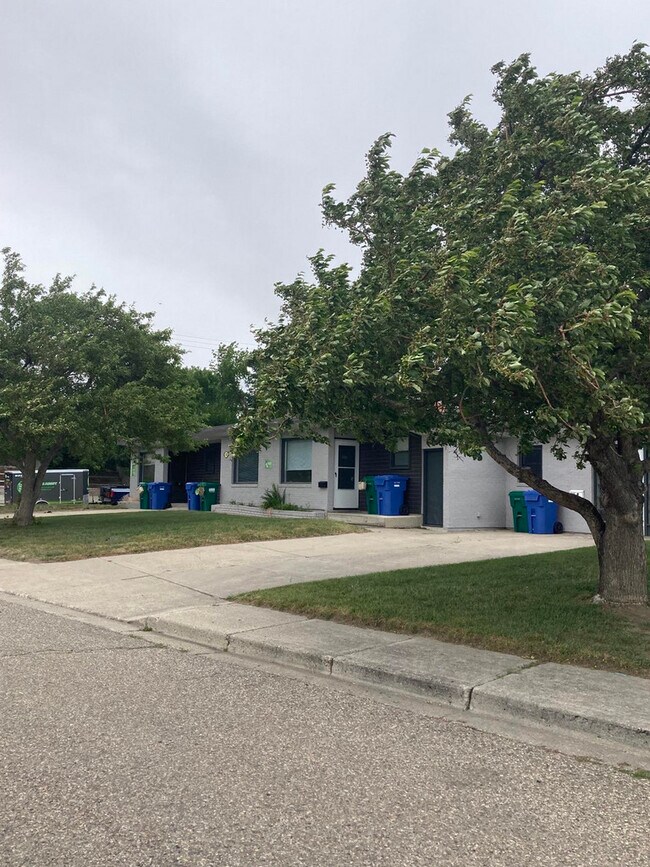 Scenic Court (4 Plex) in Lethbridge, AB - Building Photo - Building Photo