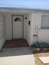 2241 N Naomi St in Burbank, CA - Foto de edificio - Building Photo