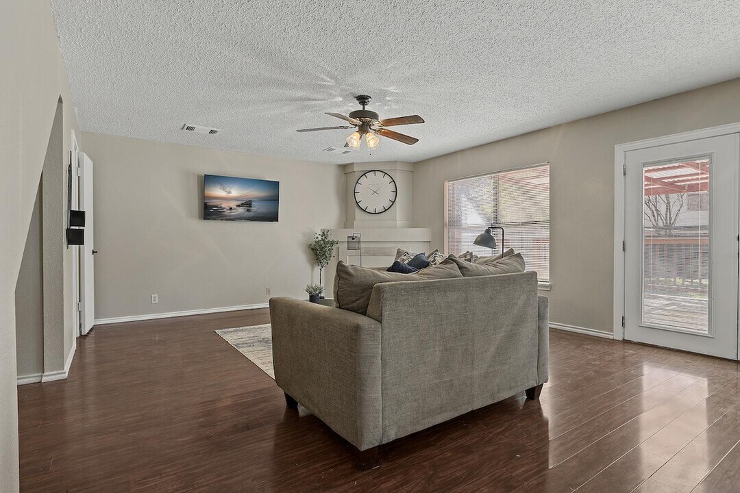 8827 Rue De Lis in San Antonio, TX - Building Photo