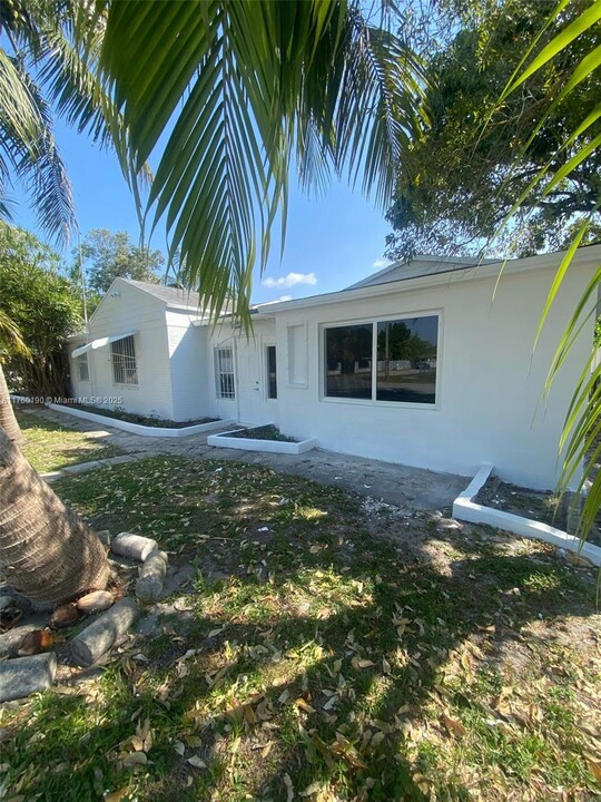 894 NW 108th St in Miami, FL - Building Photo