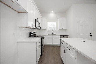 330 Clearwater St in Houston, TX - Building Photo - Building Photo