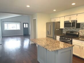 566 Comstock Ave in Elmhurst, IL - Building Photo - Building Photo