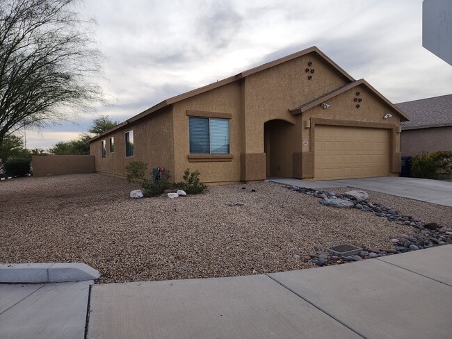 4042 E Big Game Pl in Tucson, AZ - Building Photo - Building Photo