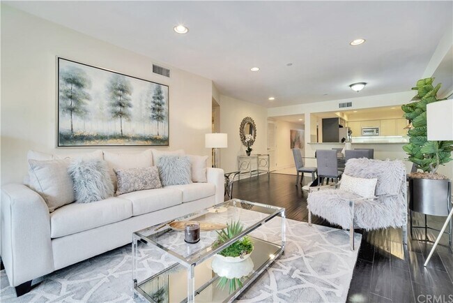 1353 N Fuller Ave, Unit 108 in Los Angeles, CA - Building Photo - Building Photo
