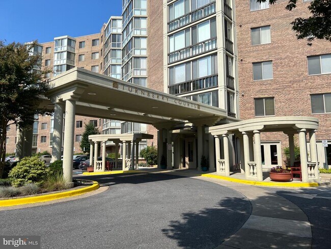 3005 S Leisure World Blvd in Silver Spring, MD - Building Photo - Building Photo