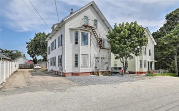 8 Sanford Ave, Unit #1 in Cumberland, RI - Foto de edificio - Building Photo