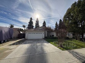 1619 E Parkview Ave in Visalia, CA - Building Photo