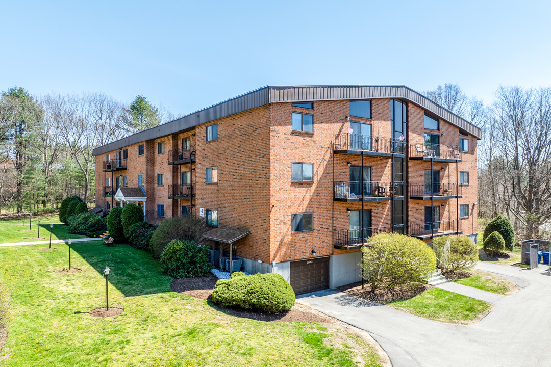 Woodcrest Condominiums in Chelmsford, MA - Building Photo