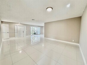 4905 Harrison St in Hollywood, FL - Building Photo - Building Photo