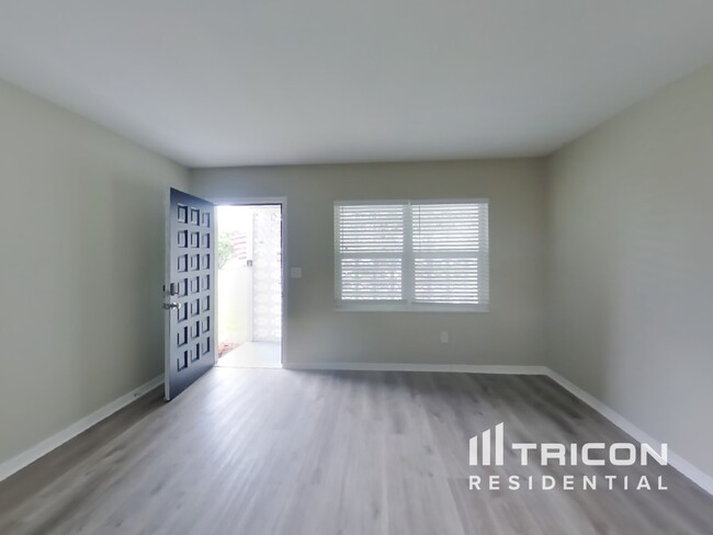 8419 Stillbrook Ave in Tampa, FL - Foto de edificio - Building Photo