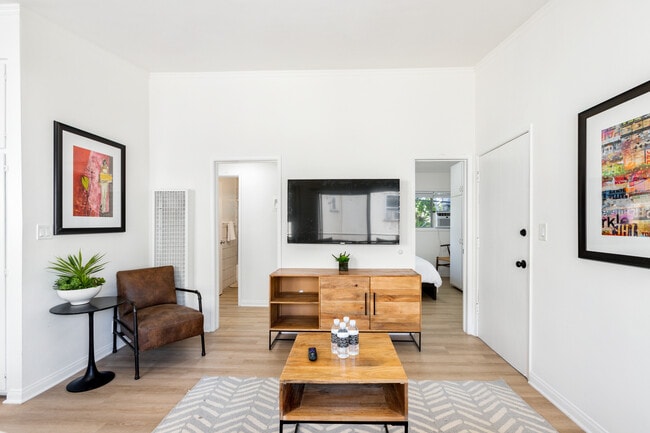 210 S Arnaz Dr in Beverly Hills, CA - Foto de edificio - Building Photo