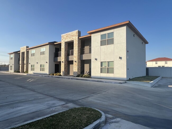 7608 Rocio Dr in Laredo, TX - Foto de edificio - Building Photo