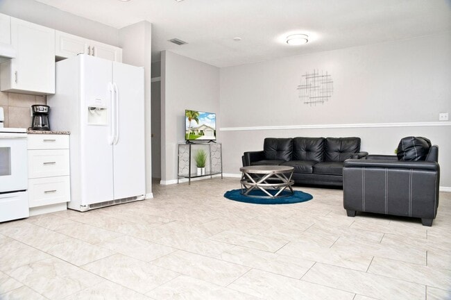 722 SE Thanksgiving Ave in Port St. Lucie, FL - Foto de edificio - Building Photo