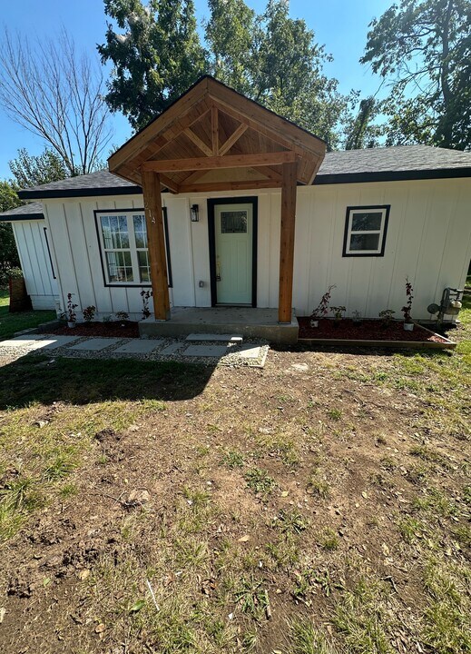 214 E Pine St in Coweta, OK - Building Photo