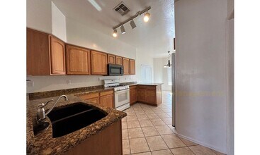1037 S Speckled Stone Way in Tucson, AZ - Building Photo - Building Photo