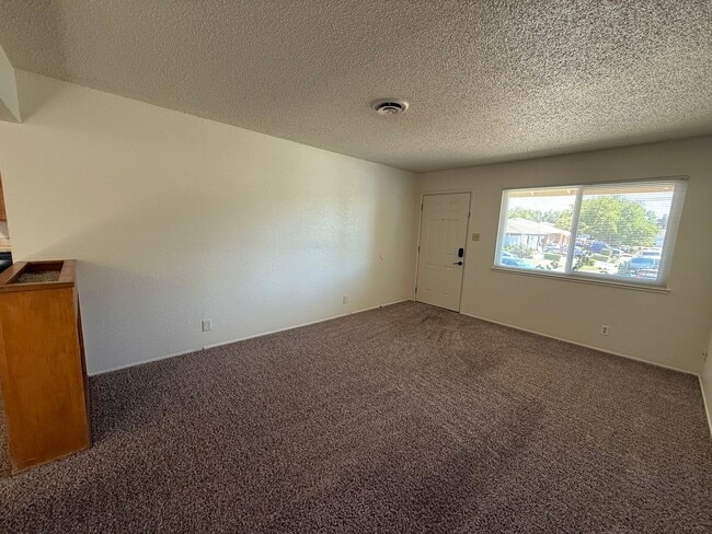 4617-4619 Cyclamen Way in Sacramento, CA - Foto de edificio - Building Photo