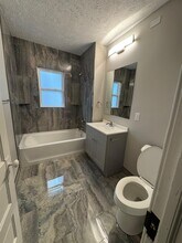 1426 E St, Unit #3 Door #15 in Lincoln, NE - Building Photo - Building Photo