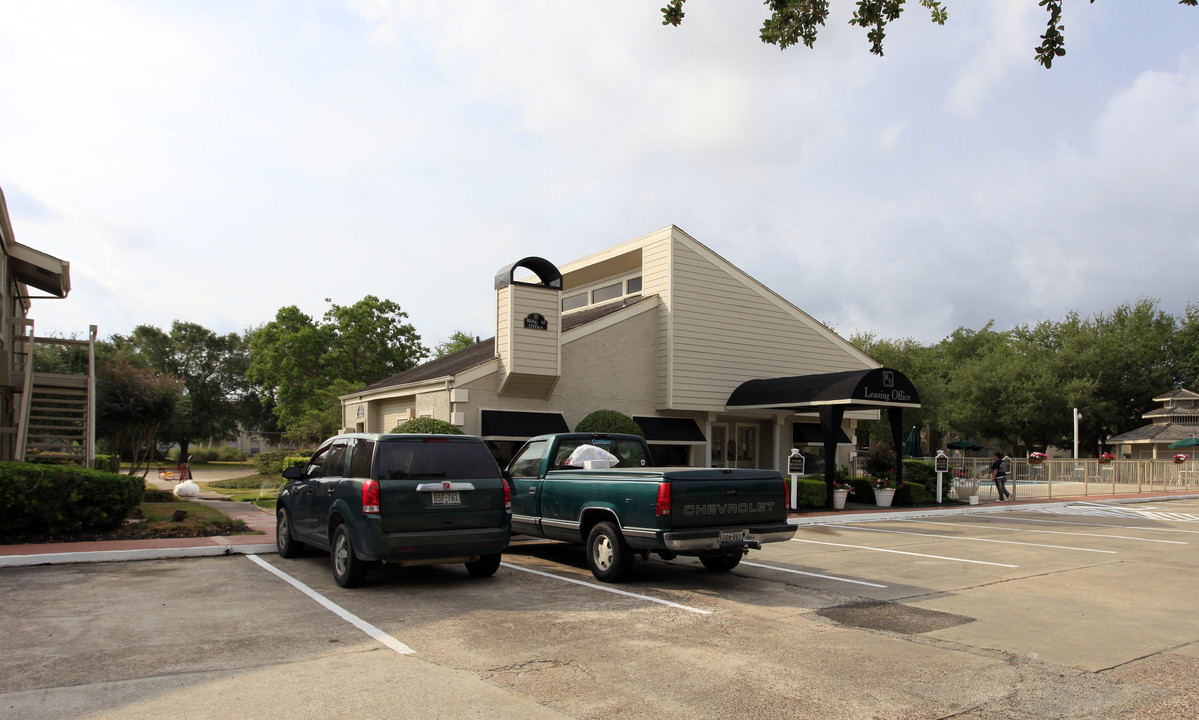 Royal Oaks of Pearland Apartments in Pearland, TX - Building Photo