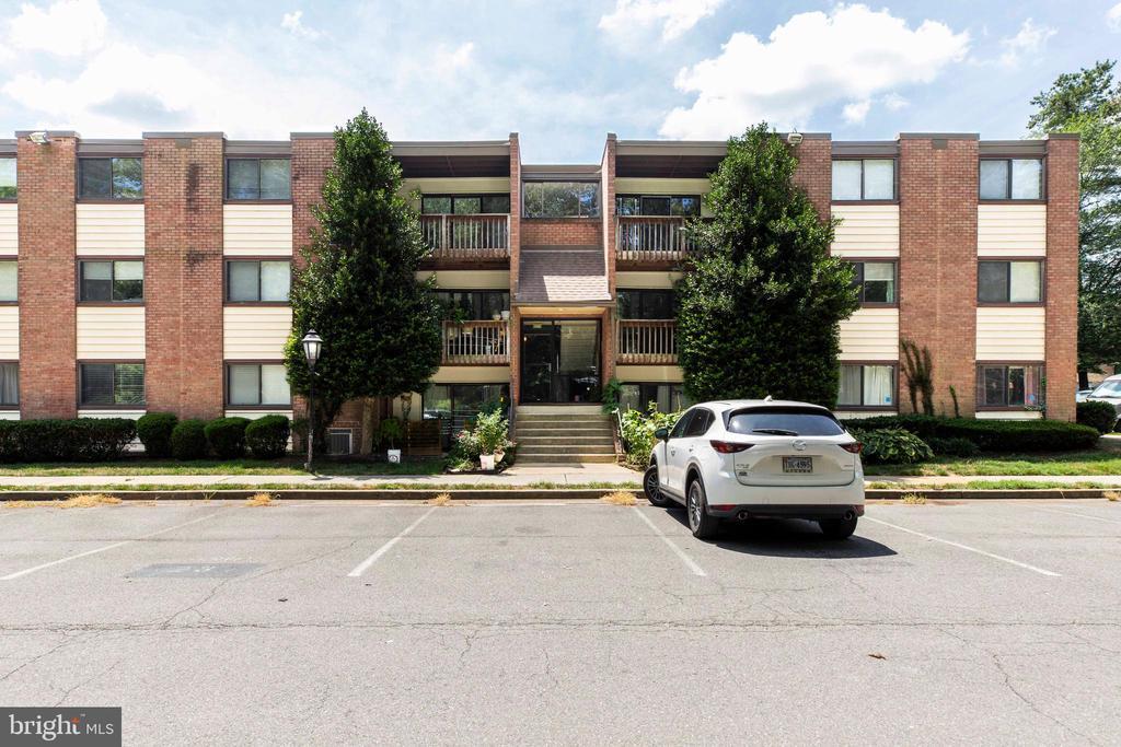 10725 West Dr in Fairfax, VA - Building Photo