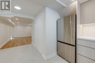 9 Ivorwood Crescent in Toronto, ON - Building Photo - Building Photo