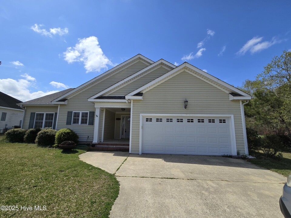 2106 Braselton Dr in Winterville, NC - Building Photo