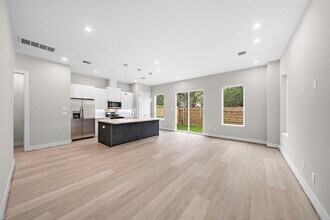 28G Bucan St in Houston, TX - Foto de edificio - Building Photo