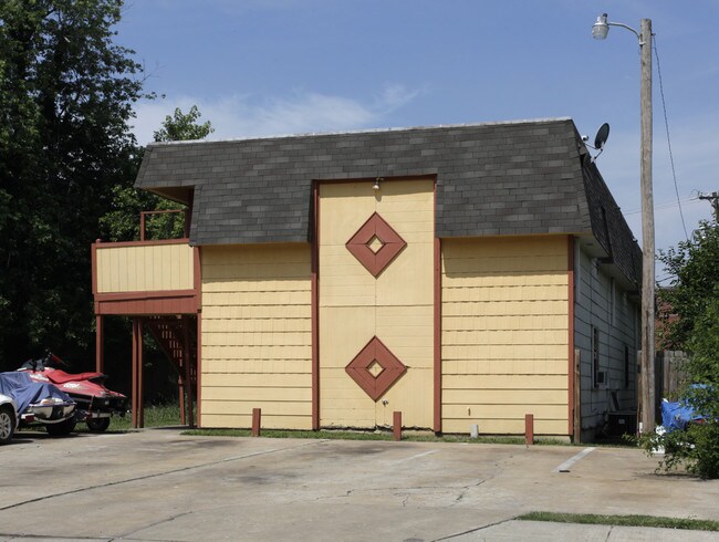 826 S St Louis Ave in Tulsa, OK - Foto de edificio - Building Photo