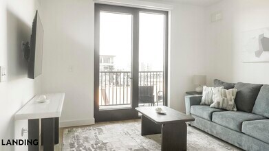 1007 S Mint St, Unit 814 in Charlotte, NC - Foto de edificio - Building Photo