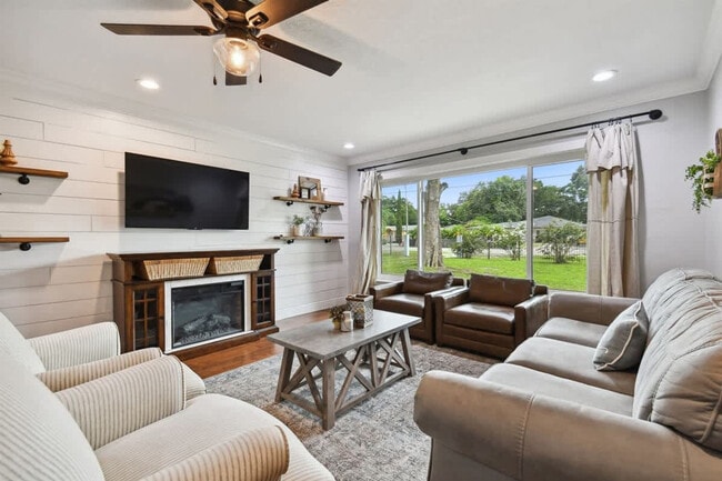 property at 907 Crenshaw Lake Rd