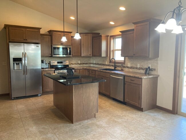 207 Greenbrier Dr in Hortonville, WI - Building Photo - Building Photo