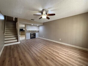 2201 Fletchers Point Cir in Tampa, FL - Building Photo - Building Photo