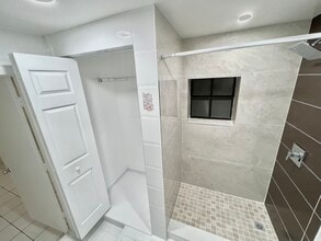 649 W 14th St, Unit 649 W 14th st Hialeah ,FL in Hialeah, FL - Foto de edificio - Building Photo