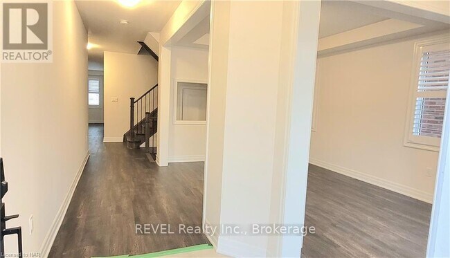 9275 White Oak Ave in Niagara Falls, ON - Foto de edificio - Building Photo