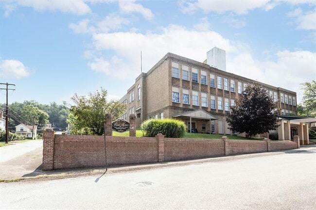 300 Union St in Point Marion, PA - Building Photo - Building Photo