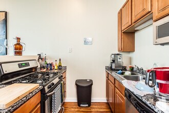 1645 W Ogden Ave, Unit 718 in Chicago, IL - Foto de edificio - Building Photo
