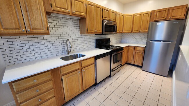 1402 Beacon St, Unit 3 in Brookline, MA - Building Photo - Building Photo