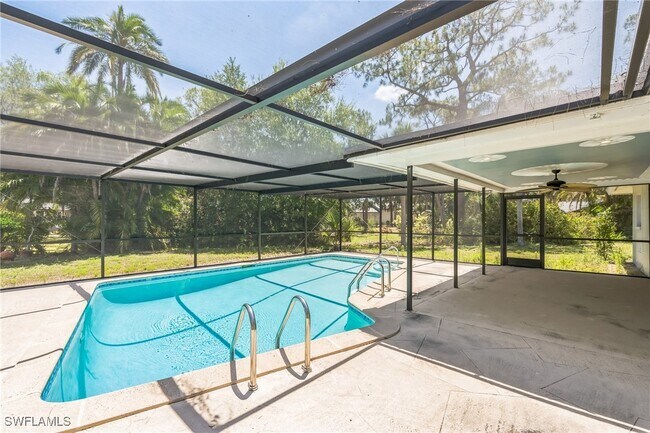 13724 River Forest Dr in Ft. Myers, FL - Building Photo - Building Photo