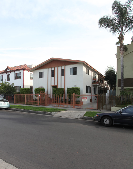 1362 N Serrano Ave in Los Angeles, CA - Foto de edificio