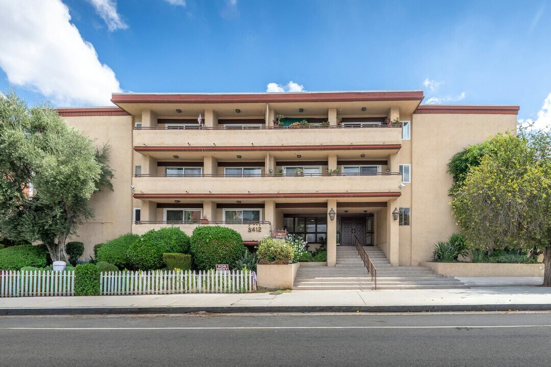 5412 Lindley Ave in Los Angeles, CA - Building Photo