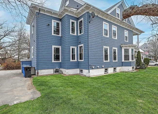 139 Wentworth Ave, Unit 3 in Cranston, RI - Foto de edificio - Building Photo