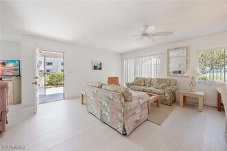 3100 Kings Lake Blvd in Naples, FL - Foto de edificio - Building Photo