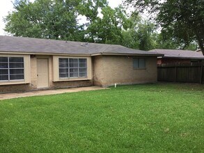 16910 Barcelona Dr in Friendswood, TX - Building Photo - Building Photo