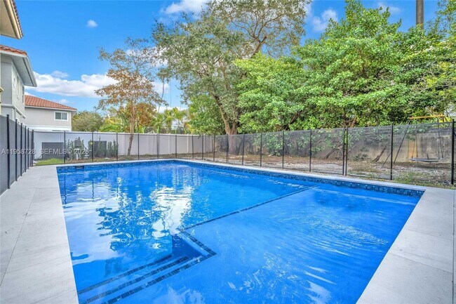 545 Forest View Cir in Dania Beach, FL - Building Photo - Building Photo