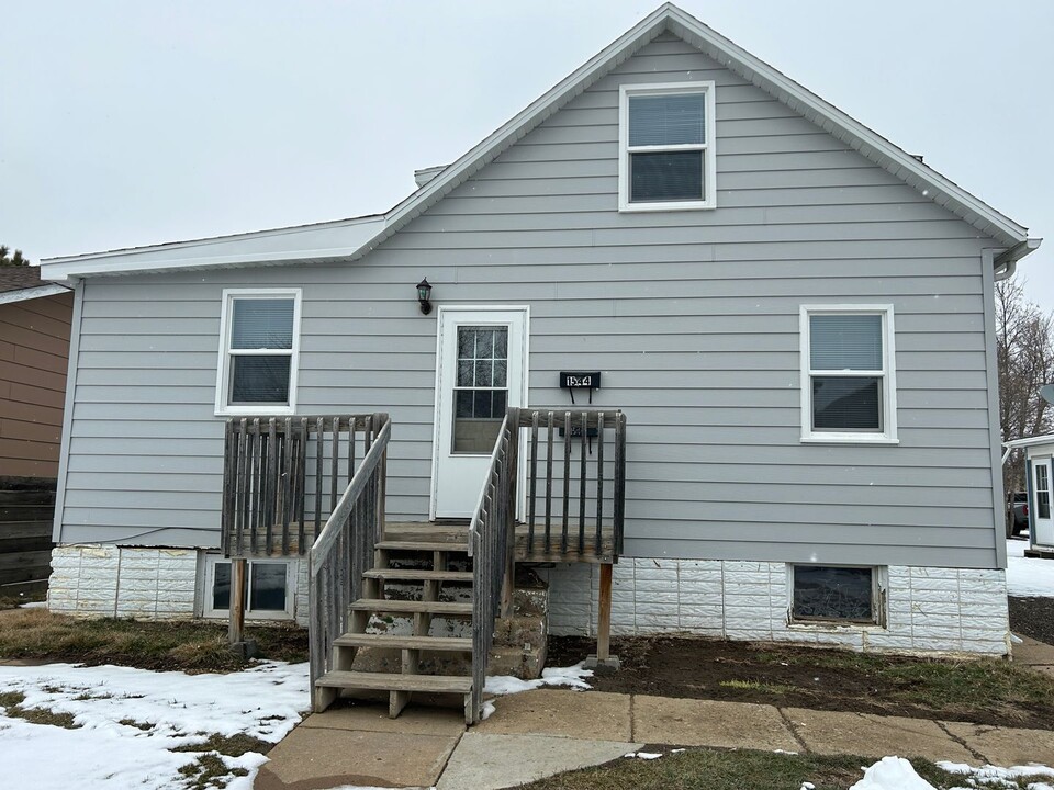 1544 1st St W in Dickinson, ND - Building Photo